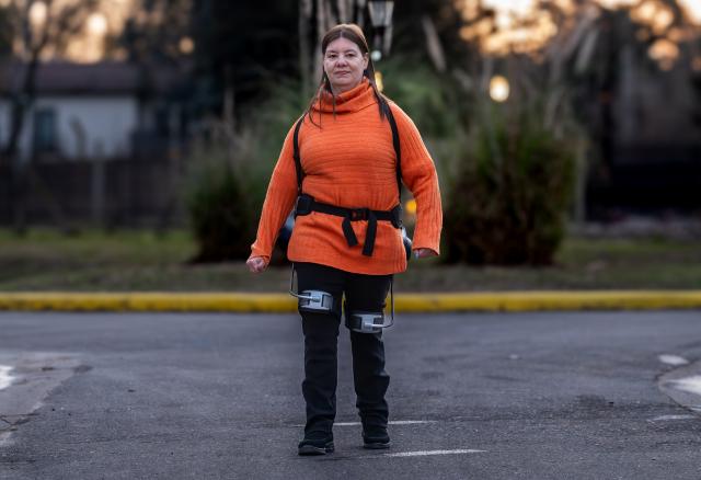 (260709) -- BUENOS AIRES, July 9, 2026 (Xinhua) -- Maria Laura Biscaglia walks with the help of a robotic exoskeleton device in Buenos Aires, Argentina, on July 4, 2026. TO GO WITH "Feature: Chinese robotic exoskeleton gives Argentine woman new hope" (Photo by Juan Manuel Foglia/Xinhua)