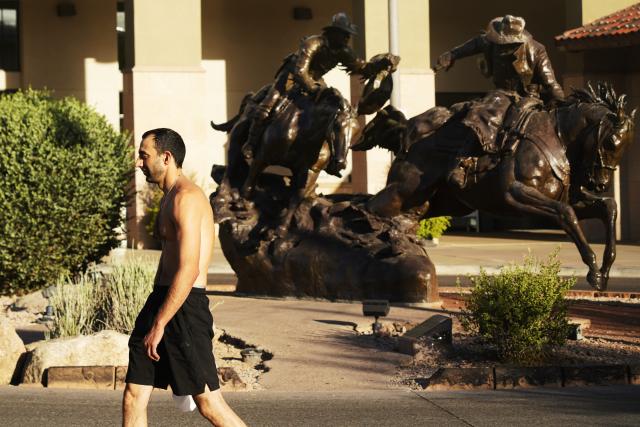 (260710) -- PHOENIX, July 10, 2026 (Xinhua) -- A man walks on a street amid a heat wave in Phoenix, Arizona, the United States, July 9, 2026.
  The temperature in Phoenix reached a high of 45 degrees Celsius on Thursday. (Xinhua/Wu Xiaoling)