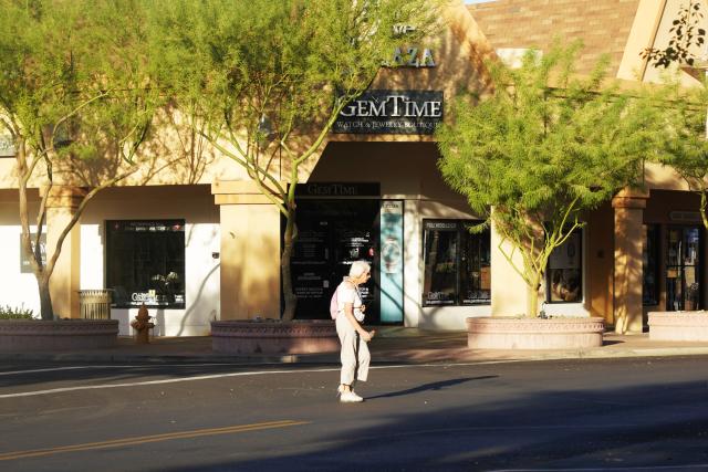 (260710) -- PHOENIX, July 10, 2026 (Xinhua) -- A senior walks on a street amid a heat wave in Phoenix, Arizona, the United States, July 9, 2026.
  The temperature in Phoenix reached a high of 45 degrees Celsius on Thursday. (Xinhua/Wu Xiaoling)