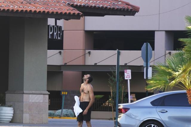 (260710) -- PHOENIX, July 10, 2026 (Xinhua) -- A man is seen on a street amid a heat wave in Phoenix, Arizona, the United States, July 9, 2026.
  The temperature in Phoenix reached a high of 45 degrees Celsius on Thursday. (Xinhua/Wu Xiaoling)