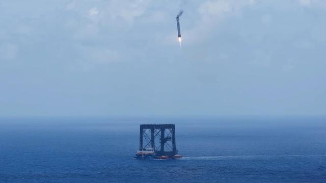 (260710) -- SOUTH CHINA SEA, July 10, 2026 (Xinhua) -- This drone photo taken on July 10, 2026 shows the successful capture of the returned first stage of Long March-10B carrier rocket on a seaborne platform via a net-capture system.
  China successfully launched the Long March-10B carrier rocket at the Hainan commercial spacecraft launch site in south China's Hainan Province on Friday, achieving its first-ever controlled recovery of a carrier rocket's first stage. (Xinhua/Xing Guangli)