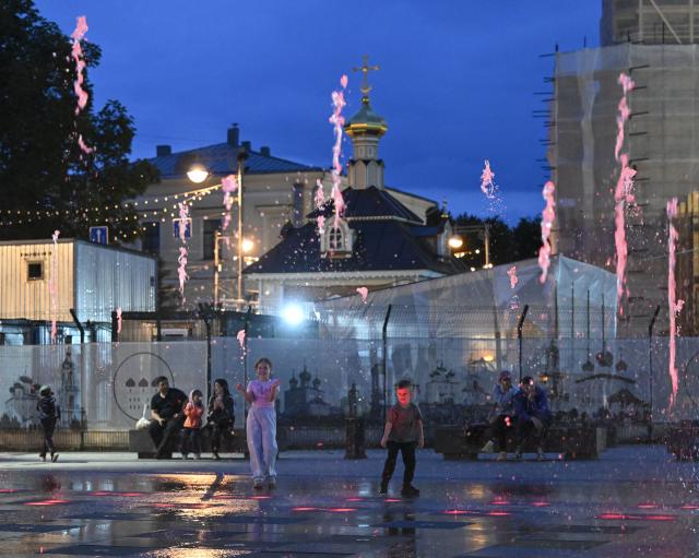 (260710) -- TVER, July 10, 2026 (Xinhua) -- People enjoy their leisure time near a fountain in Tver, Russia, July 8, 2026. Tver, capital of Tver Oblast in Russia, is located on the upper reaches of the Volga River, about 180 kilometers by car from Moscow. (Xinhua/Hao Jianwei)