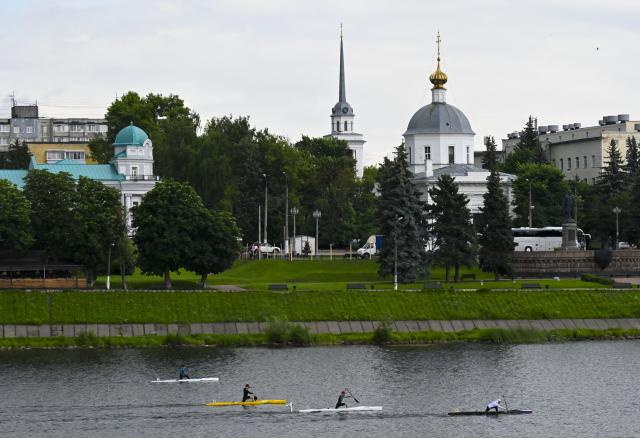 (260710) -- TVER, July 10, 2026 (Xinhua) -- People play paddle boards on the Volga River in Tver, Russia, July 8, 2026. Tver, capital of Tver Oblast in Russia, is located on the upper reaches of the Volga River, about 180 kilometers by car from Moscow. (Xinhua/Hao Jianwei)
