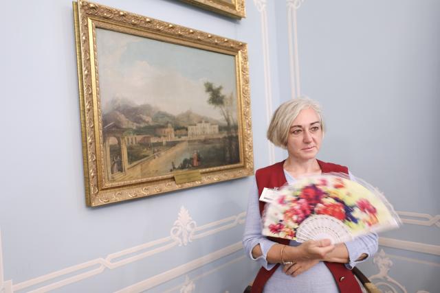 (260710) -- TVER, July 10, 2026 (Xinhua) -- A staff member is pictured in front of an exhibit at an art gallery in Tver, Russia, July 8, 2026. Tver, capital of Tver Oblast in Russia, is located on the upper reaches of the Volga River, about 180 kilometers by car from Moscow. (Xinhua/Zheng Yue)