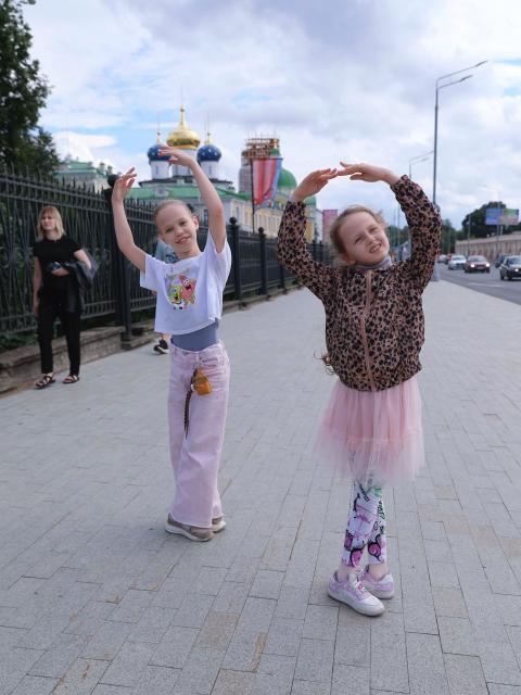 (260710) -- TVER, July 10, 2026 (Xinhua) -- Two girls perform ballet on a street in Tver, Russia, July 8, 2026. Tver, capital of Tver Oblast in Russia, is located on the upper reaches of the Volga River, about 180 kilometers by car from Moscow. (Xinhua/Zheng Yue)