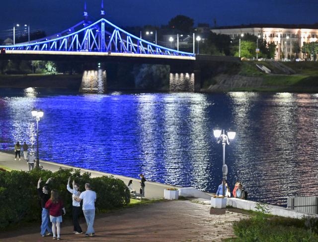 (260710) -- TVER, July 10, 2026 (Xinhua) -- People enjoy their leisure time by the Volga River in Tver, Russia, July 8, 2026. Tver, capital of Tver Oblast in Russia, is located on the upper reaches of the Volga River, about 180 kilometers by car from Moscow. (Xinhua/Hao Jianwei)