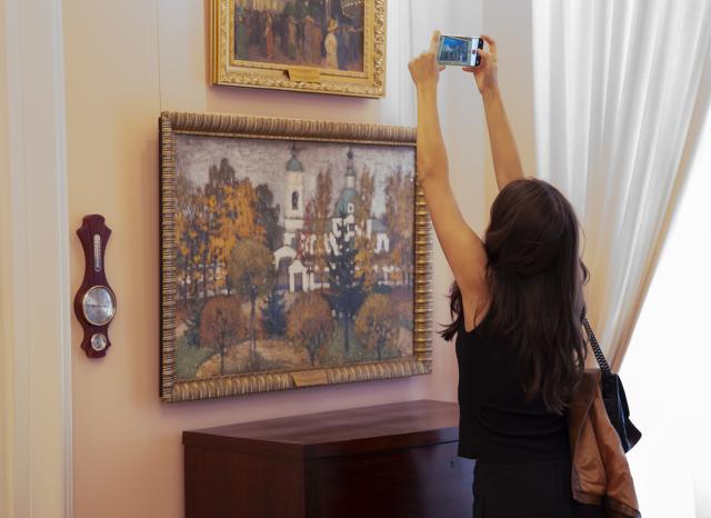 (260710) -- TVER, July 10, 2026 (Xinhua) -- A woman takes photos of an exhibit at an art gallery in Tver, Russia, July 8, 2026. Tver, capital of Tver Oblast in Russia, is located on the upper reaches of the Volga River, about 180 kilometers by car from Moscow. (Xinhua/Gao Wei)