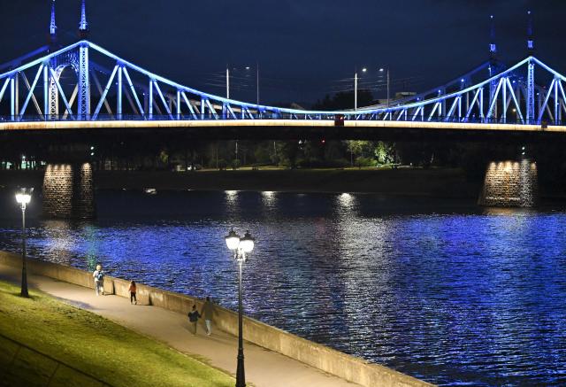 (260710) -- TVER, July 10, 2026 (Xinhua) -- People walk along the Volga River in Tver, Russia, July 8, 2026. Tver, capital of Tver Oblast in Russia, is located on the upper reaches of the Volga River, about 180 kilometers by car from Moscow. (Xinhua/Hao Jianwei)