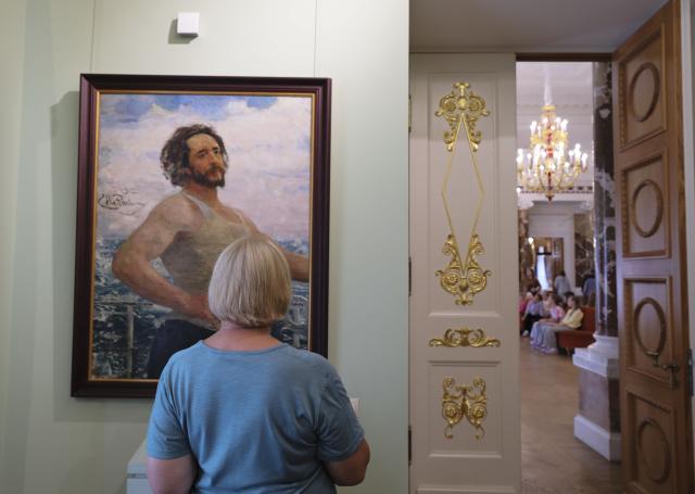 (260710) -- TVER, July 10, 2026 (Xinhua) -- A visitor views an exhibit at an art gallery in Tver, Russia, July 8, 2026. Tver, capital of Tver Oblast in Russia, is located on the upper reaches of the Volga River, about 180 kilometers by car from Moscow. (Xinhua/Zheng Yue)