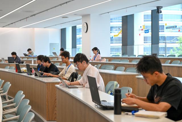 (260710) -- SHANGHAI, July 10, 2026 (Xinhua) -- Students study at Shanghai Innovation Institute in Xuhui District of east China's Shanghai, July 9, 2026. The institute is working with 31 institutions of higher learning to cultivate top-tier talents for artificial intelligence (AI). It boasts over 80 full-time mentors now, and has enrolled more than 800 doctoral students in 45 majors. The mentors and their students are collaborating in cutting-edge areas such as contextual AI, cognitive AI, and embodied AI. (Xinhua/Chen Shuo)