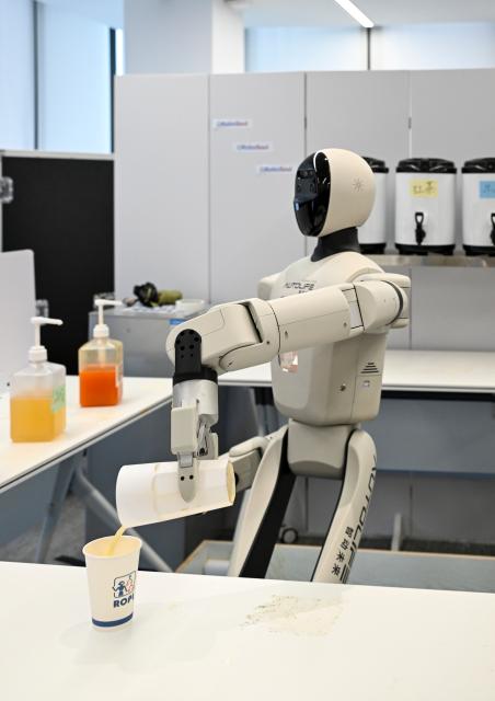 (260710) -- SHANGHAI, July 10, 2026 (Xinhua) -- A humanoid robot prepares milk tea at Shanghai Innovation Institute in Xuhui District of east China's Shanghai, July 9, 2026. The institute is working with 31 institutions of higher learning to cultivate top-tier talents for artificial intelligence (AI). It boasts over 80 full-time mentors now, and has enrolled more than 800 doctoral students in 45 majors. The mentors and their students are collaborating in cutting-edge areas such as contextual AI, cognitive AI, and embodied AI. (Xinhua/Chen Shuo)