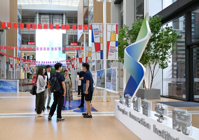 (260710) -- SHANGHAI, July 10, 2026 (Xinhua) -- People communicate at Shanghai Innovation Institute in Xuhui District of east China's Shanghai, July 9, 2026. The institute is working with 31 institutions of higher learning to cultivate top-tier talents for artificial intelligence (AI). It boasts over 80 full-time mentors now, and has enrolled more than 800 doctoral students in 45 majors. The mentors and their students are collaborating in cutting-edge areas such as contextual AI, cognitive AI, and embodied AI. (Xinhua/Chen Shuo)