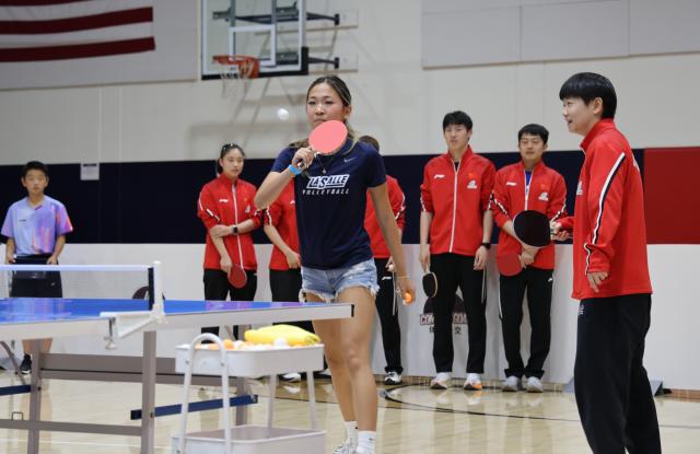 (260710) -- LOS ANGELES, July 10, 2026 (Xinhua) -- Members of China's national table tennis team interact with American students at La Salle College Preparatory in Los Angeles, the United States, July 6, 2026.
  TO GO WITH "Feature: Chinese table tennis team turns school gym into stage for friendship" (Photo by Zeng Hui/Xinhua)