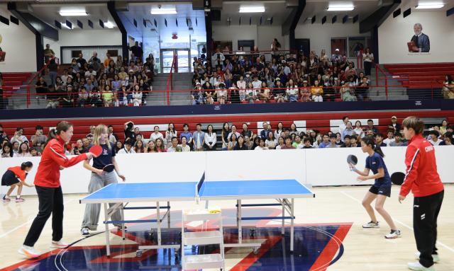 (260710) -- LOS ANGELES, July 10, 2026 (Xinhua) -- Members of China's national table tennis team interact with American students at La Salle College Preparatory in Los Angeles, the United States, July 6, 2026.
  TO GO WITH "Feature: Chinese table tennis team turns school gym into stage for friendship" (Photo by Zeng Hui/Xinhua)