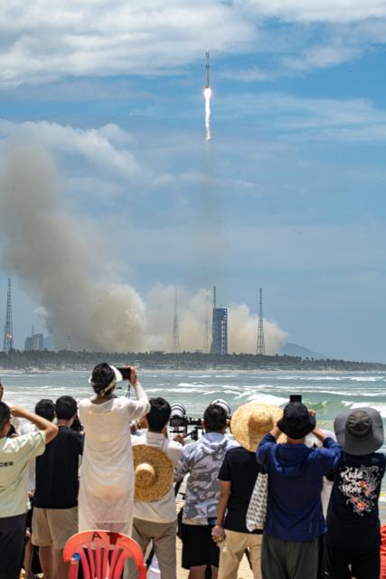 (260710) -- WENCHANG, July 10, 2026 (Xinhua) -- A Long March-10B carrier rocket blasts off from the Hainan commercial spacecraft launch site in Wenchang, south China's Hainan Province, July 10, 2026. China successfully launched the Long March-10B carrier rocket at the Hainan commercial spacecraft launch site in south China's Hainan Province on Friday, achieving its first-ever controlled recovery of a carrier rocket's first stage. (Photo by Meng Zhongde/Xinhua)