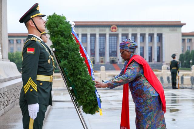 (260710) -- BEIJING, July 10, 2026 (Xinhua) -- Namibian President Netumbo Nandi-Ndaitwah lays a wreath at the Monument to the People's Heroes on Tian'anmen Square in Beijing, capital of China, July 10, 2026. (Xinhua/Liu Bin)