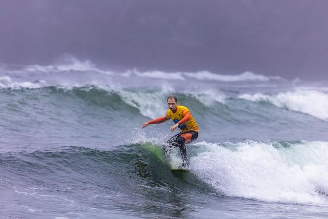 (260710) -- VLADIVOSTOK, July 10, 2026 (Xinhua) -- A surfer rides a wave in the sea in Vladivostok, Russia, on July 10, 2026. A surfing festival was held here on Friday, attracting dozens of surfing enthusiasts. (Photo by Andrey Matveenko/Xinhua)