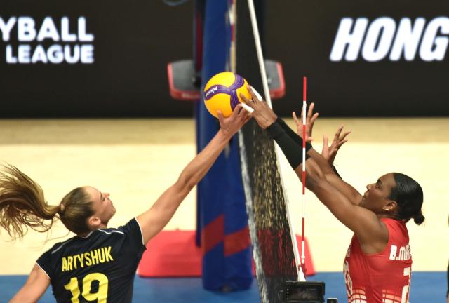 (260710) -- HONG KONG, July 10, 2026 (Xinhua) -- Jineiry Martinez (R) of the Dominican Republic and Anna Artyshuk of Ukraine compete during the match between Ukraine and the Dominican Republic at the Women's Volleyball Nations League (VNL) 2026 in Hong Kong, south China, July 10, 2026. (Xinhua/Lo Ping Fai)