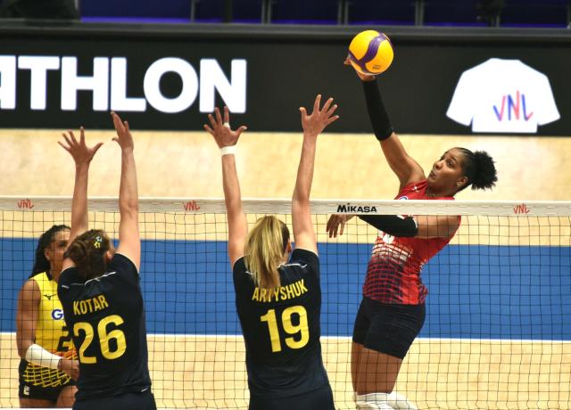 (260710) -- HONG KONG, July 10, 2026 (Xinhua) -- Yonkaira Paola Pena Isabel (1st R) of the Dominican Republic spikes the ball during the match between Ukraine and the Dominican Republic at the Women's Volleyball Nations League (VNL) 2026 in Hong Kong, south China, July 10, 2026. (Xinhua/Lo Ping Fai)