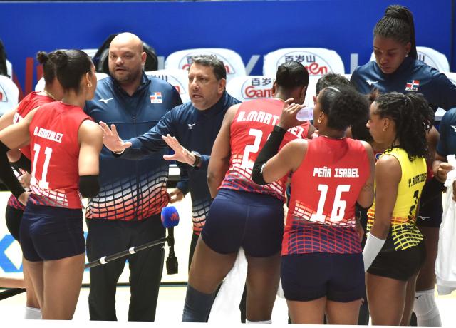 (260710) -- HONG KONG, July 10, 2026 (Xinhua) -- Marcos Kwiek (4th L), head coach of the Dominican Republic, gives instructions during the match between Ukraine and the Dominican Republic at the Women's Volleyball Nations League (VNL) 2026 in Hong Kong, south China, July 10, 2026. (Xinhua/Lo Ping Fai)