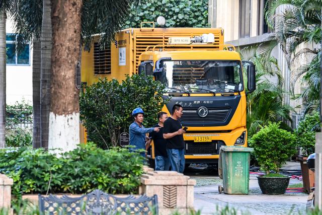 (260710) -- NANNING, July 10, 2026 (Xinhua) -- An emergency power supply vehicle is seen at a community in Guigang, south China's Guangxi Zhuang Autonomous Region, July 10, 2026. The local authorities beef up restoration efforts after torrential rains caused by Typhoon Maysak. (Xinhua/Cao Yiming)
