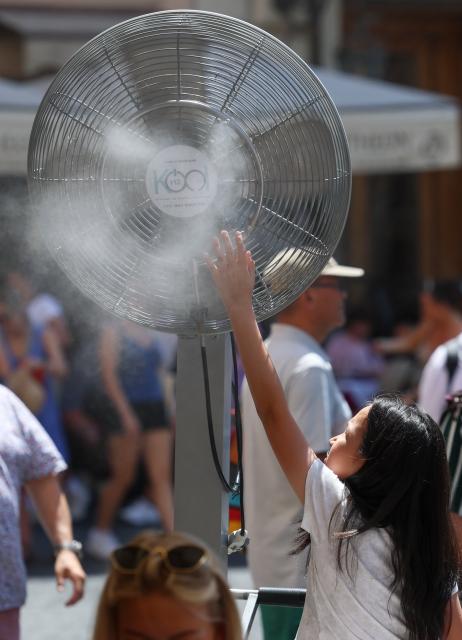 (260710) -- ROME, July 10, 2026 (Xinhua) -- Tourists cool off beside an outdoor misting fan near the Pantheon in Rome, Italy, July 10, 2026. A new round of heatwave is underway around Italy, with the average temperature consistently around 35 degrees Celsius and peaks exceeding 40 degrees Celsius. (Xinhua/Wang Kaiyan)