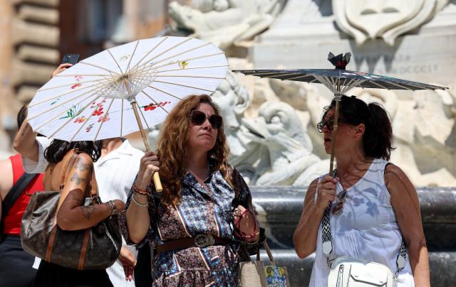 (260710) -- ROME, July 10, 2026 (Xinhua) -- Tourists shield themselves from the sun with umbrellas near the Pantheon in Rome, Italy, July 10, 2026. A new round of heatwave is underway around Italy, with the average temperature consistently around 35 degrees Celsius and peaks exceeding 40 degrees Celsius. (Xinhua/Wang Kaiyan)