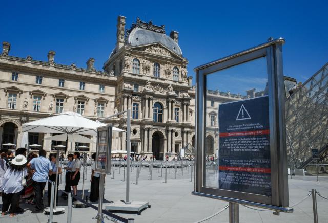(260710) -- PARIS, July 10, 2026 (Xinhua) -- Photo taken on July 10, 2026 shows a signboard in front of the Louvre Museum indicating that the museum would close early due to the heatwave, in Paris, France. The Louvre Museum announced on Thursday that it will close two hours earlier than usual from Friday through next Monday as France braces for another heatwave. (Xinhua/Wu Huiwo)