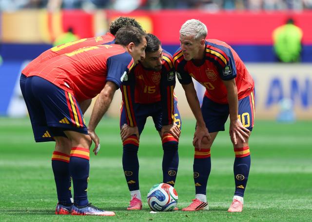 (260711) -- LOS ANGELES, July 11, 2026 (Xinhua) -- Players of Spain communicate during the quarter final match between Spain and Belgium at the 2026 FIFA World Cup at Los Angeles Stadium in Los Angeles, the United States, July 10, 2026. (Xinhua/Bai Xuefei)