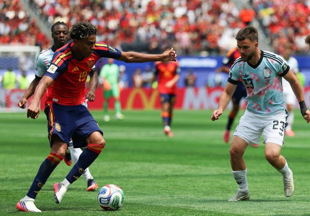 (260711) -- LOS ANGELES, July 11, 2026 (Xinhua) -- Lamine Yamal (L) of Spain competes during the quarter final match between Spain and Belgium at the 2026 FIFA World Cup at Los Angeles Stadium in Los Angeles, the United States, July 10, 2026. (Xinhua/Bai Xuefei)