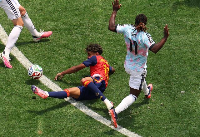 (260711) -- LOS ANGELES, July 11, 2026 (Xinhua) -- Lamine Yamal (L) of Spain competes during the quarter final match between Spain and Belgium at the 2026 FIFA World Cup at Los Angeles Stadium in Los Angeles, the United States, July 10, 2026. (Xinhua/Mao Siqian)