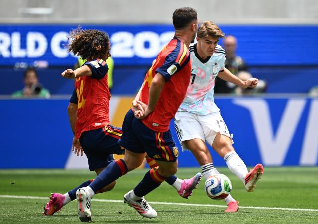 (260711) -- LOS ANGELES, July 11, 2026 (Xinhua) -- Charles De Ketelaere (R) of Belgium shoots during the quarter final match between Spain and Belgium at the 2026 FIFA World Cup at Los Angeles Stadium in Los Angeles, the United States, July 10, 2026. (Xinhua/Wu Xiaoling)