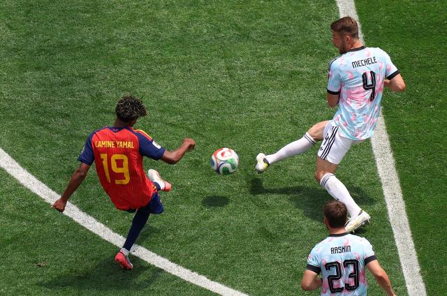 (260711) -- LOS ANGELES, July 11, 2026 (Xinhua) -- Lamine Yamal (L) of Spain shoots during the quarter final match between Spain and Belgium at the 2026 FIFA World Cup at Los Angeles Stadium in Los Angeles, the United States, July 10, 2026. (Xinhua/Mao Siqian)