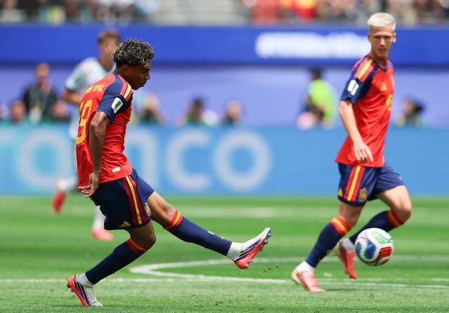 (260711) -- LOS ANGELES, July 11, 2026 (Xinhua) -- Lamine Yamal (L) of Spain competes during the quarter final match between Spain and Belgium at the 2026 FIFA World Cup at Los Angeles Stadium in Los Angeles, the United States, July 10, 2026. (Xinhua/Bai Xuefei)