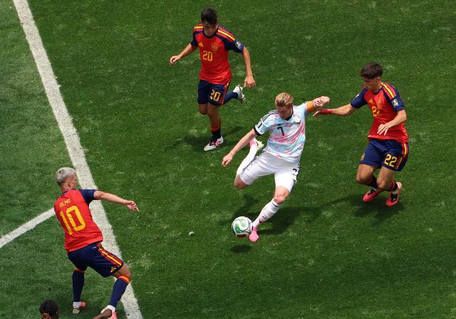 (260711) -- LOS ANGELES, July 11, 2026 (Xinhua) -- Kevin De Bruyne (C) of Belgium competes during the quarter final match between Spain and Belgium at the 2026 FIFA World Cup at Los Angeles Stadium in Los Angeles, the United States, July 10, 2026. (Xinhua/Mao Siqian)