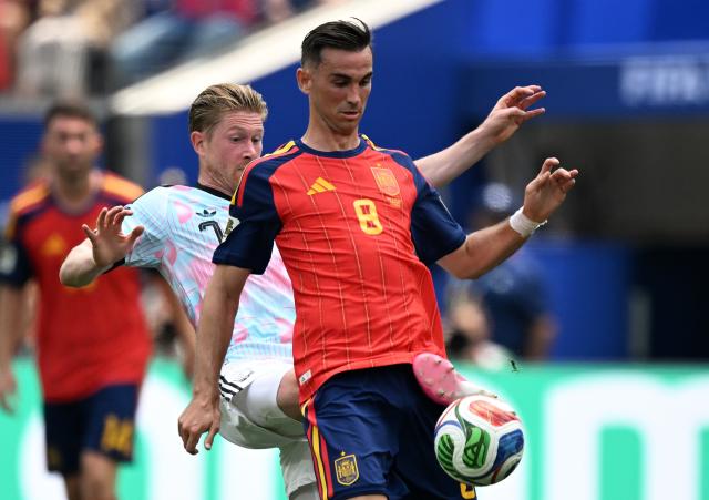 (260711) -- LOS ANGELES, July 11, 2026 (Xinhua) -- Fabian Ruiz (front) of Spain vies with Kevin De Bruyne of Belgium during the quarter final match between Spain and Belgium at the 2026 FIFA World Cup at Los Angeles Stadium in Los Angeles, the United States, July 10, 2026. (Xinhua/Wu Xiaoling)