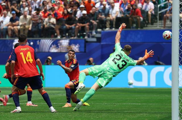 (260711) -- LOS ANGELES, July 11, 2026 (Xinhua) -- Unai Simon (1st R), goalkeeper of Spain makes a save during the quarter final match between Spain and Belgium at the 2026 FIFA World Cup at Los Angeles Stadium in Los Angeles, the United States, July 10, 2026. (Xinhua/Bai Xuefei)