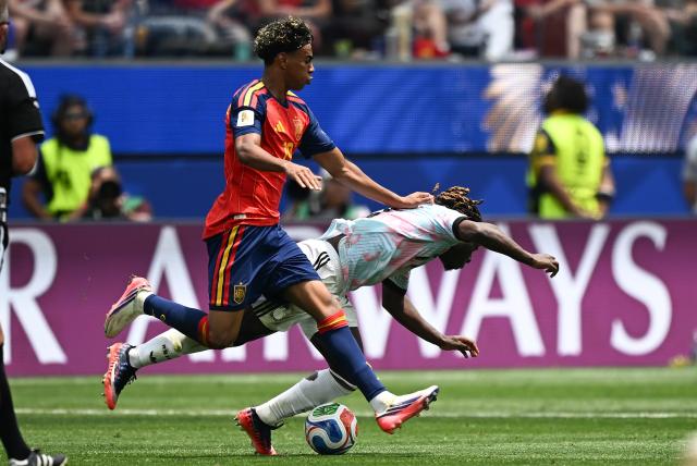 (260711) -- LOS ANGELES, July 11, 2026 (Xinhua) -- Lamine Yamal (L) of Spain vies with Jeremy Doku of Belgium during the quarter final match between Spain and Belgium at the 2026 FIFA World Cup at Los Angeles Stadium in Los Angeles, the United States, July 10, 2026. (Xinhua/Wu Xiaoling)