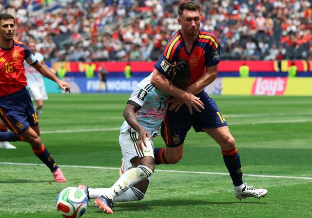 (260711) -- LOS ANGELES, July 11, 2026 (Xinhua) -- Aymeric Laporte (R) of Spain vies with Jeremy Doku of Belgium during the quarter final match between Spain and Belgium at the 2026 FIFA World Cup at Los Angeles Stadium in Los Angeles, the United States, July 10, 2026. (Xinhua/Bai Xuefei)