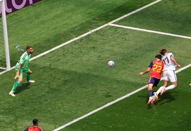 (260711) -- LOS ANGELES, July 11, 2026 (Xinhua) -- Charles De Ketelaere (R) of Belgium scores with a header during the quarter final match between Spain and Belgium at the 2026 FIFA World Cup at Los Angeles Stadium in Los Angeles, the United States, July 10, 2026. (Xinhua/Mao Siqian)