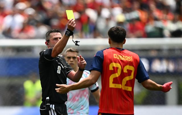 (260711) -- LOS ANGELES, July 11, 2026 (Xinhua) -- Referee Michael Oliver (L) shows a yellow card to Pau Cubarsi of Spain during the quarter final match between Spain and Belgium at the 2026 FIFA World Cup at Los Angeles Stadium in Los Angeles, the United States, July 10, 2026. (Xinhua/Wu Xiaoling)