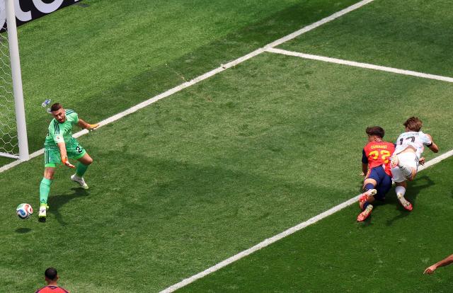 (260711) -- LOS ANGELES, July 11, 2026 (Xinhua) -- Charles De Ketelaere (R) of Belgium scores with a header during the quarter final match between Spain and Belgium at the 2026 FIFA World Cup at Los Angeles Stadium in Los Angeles, the United States, July 10, 2026. (Xinhua/Mao Siqian)