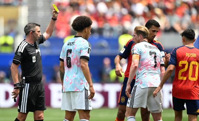 (260711) -- LOS ANGELES, July 11, 2026 (Xinhua) -- Referee Michael Oliver (1st L) shows a yellow card to Kevin De Bruyne (3rd R) of Belgium during the quarter final match between Spain and Belgium at the 2026 FIFA World Cup at Los Angeles Stadium in Los Angeles, the United States, July 10, 2026. (Xinhua/Wu Xiaoling)