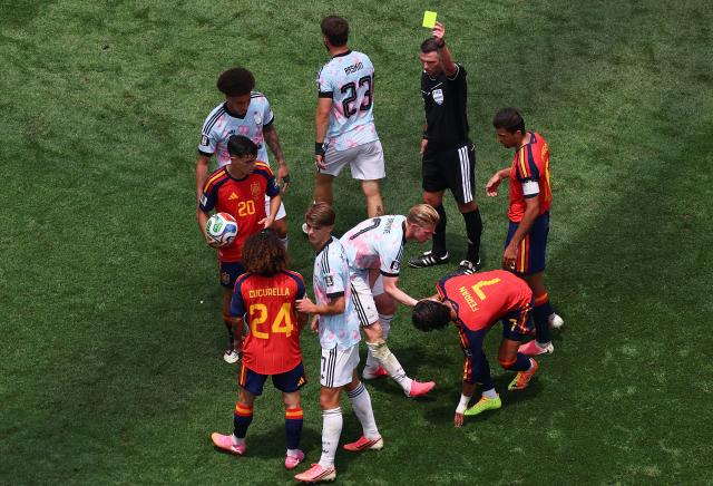 (260711) -- LOS ANGELES, July 11, 2026 (Xinhua) -- Referee Michael Oliver (up, 2nd R) shows a yellow card to Kevin De Bruyne (C) of Belgium during the quarter final match between Spain and Belgium at the 2026 FIFA World Cup at Los Angeles Stadium in Los Angeles, the United States, July 10, 2026. (Xinhua/Mao Siqian)