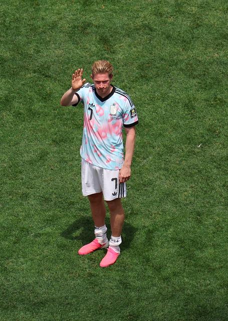 (260711) -- LOS ANGELES, July 11, 2026 (Xinhua) -- Kevin De Bruyne of Belgium greets the audience after the quarter final match between Spain and Belgium at the 2026 FIFA World Cup at Los Angeles Stadium in Los Angeles, the United States, July 10, 2026. (Xinhua/Mao Siqian)