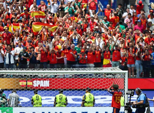 (260711) -- LOS ANGELES, July 11, 2026 (Xinhua) -- Lamine Yamal (2nd R) of Spain greets the audience after the quarter final match between Spain and Belgium at the 2026 FIFA World Cup at Los Angeles Stadium in Los Angeles, the United States, July 10, 2026. (Xinhua/Bai Xuefei)