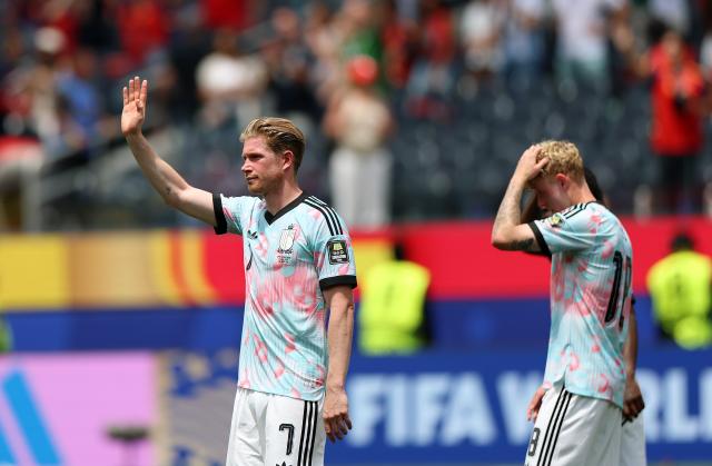 (260711) -- LOS ANGELES, July 11, 2026 (Xinhua) -- Kevin De Bruyne (L) of Belgium greets the audience after the quarter final match between Spain and Belgium at the 2026 FIFA World Cup at Los Angeles Stadium in Los Angeles, the United States, July 10, 2026. (Xinhua/Bai Xuefei)