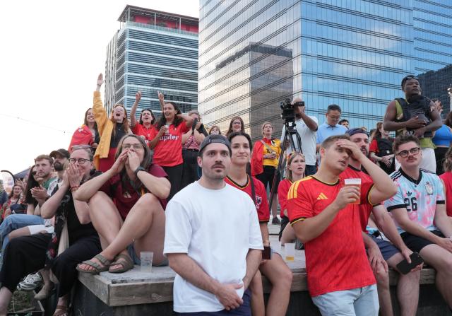 (260711) -- BRUSSELS, July 11, 2026 (Xinhua) -- Fans react as they watch the live broadcast of the 2026 FIFA World Cup quarterfinal match between Spain and Belgium in Brussels, Belgium, July 10, 2026. (Xinhua/Weng Xinyang)