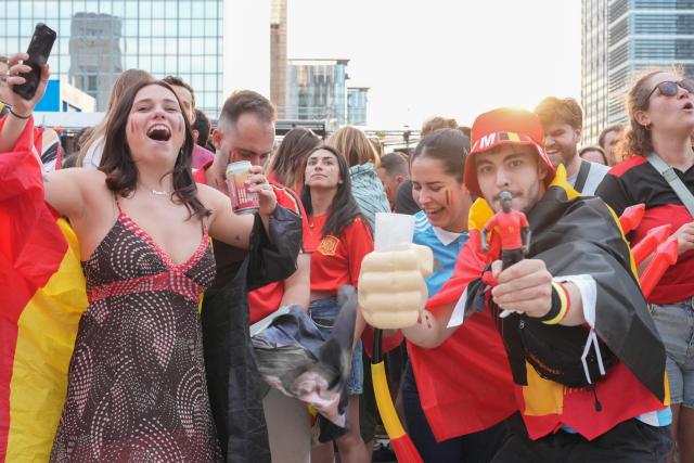 (260711) -- BRUSSELS, July 11, 2026 (Xinhua) -- Fans react as they watch the live broadcast of the 2026 FIFA World Cup quarterfinal match between Spain and Belgium in Brussels, Belgium, July 10, 2026. (Xinhua/Weng Xinyang)