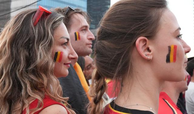 (260711) -- BRUSSELS, July 11, 2026 (Xinhua) -- Fans watch the live broadcast of the 2026 FIFA World Cup quarterfinal match between Spain and Belgium in Brussels, Belgium, July 10, 2026. (Xinhua/Weng Xinyang)